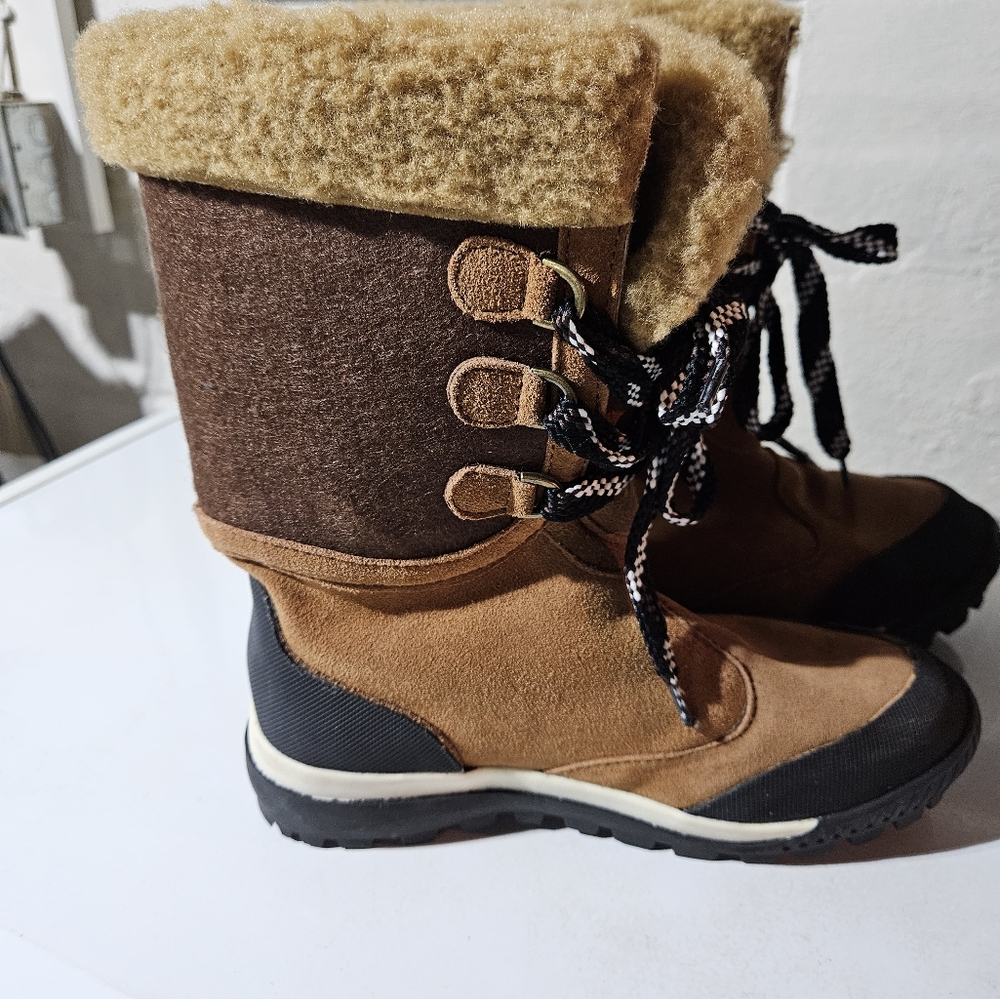 BooRoo womens Size 7 suede boots